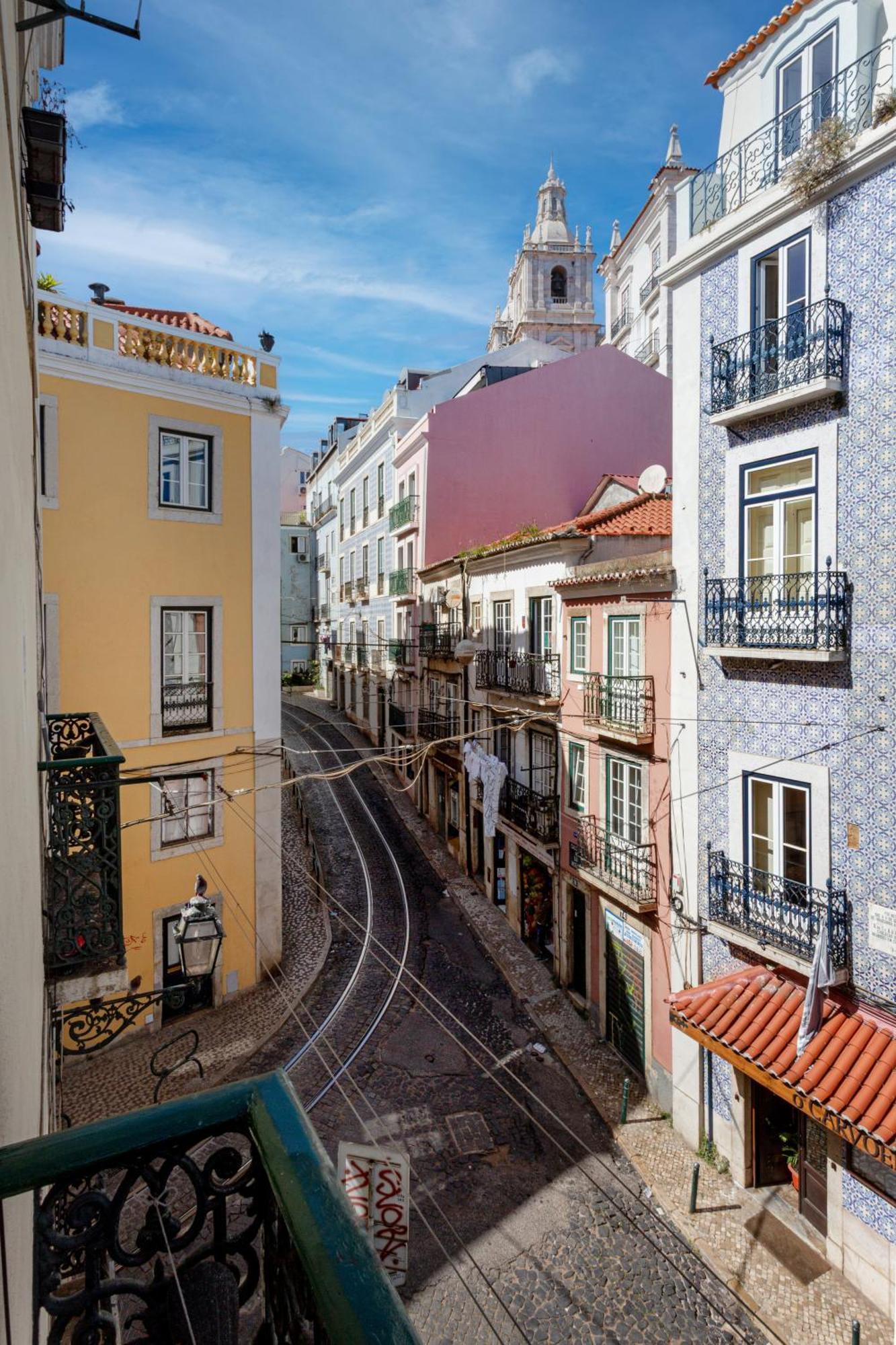 Curva Do 28, Alfama Lisbon